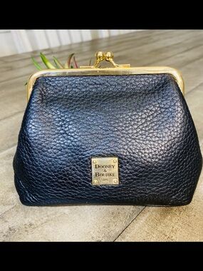 Dooney & Bourke Black
Pebble Grain Leather Framed Kisslock Wallet Clutch Pouch